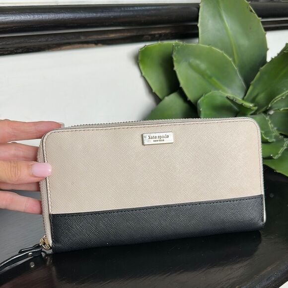 Kate Spade Zip-Around Saffiano Leather Wallet Black off-white  Wristlet clutch - Picture 1 of 8